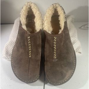 UGG Australia Women’s Bettey 
Leather sheepskin SN 1757 shoes slippers